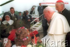 10.06.1997, Kraków, Polska.
Szósta pielgrzymka Ojca Świętego Jana Pawła II do Polski. Pożegnanie papieża na lotnisku w Balicach. Nz. Jan Paweł II i arcybiskup metropolita krakowski Franciszek Macharski z dziećmi.
Fot. Jerzy Szot, zbiory Ośrodka KARTA