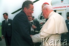 10.06.1997, Kraków, Polska.
Szósta pielgrzymka Ojca Świętego Jana Pawła II do Polski. Pożegnanie papieża na lotnisku w Balicach. Nz. od lewej: NN i Jan Paweł II.
Fot. Jerzy Szot, zbiory Ośrodka KARTA