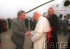 10.06.1997, Kraków, Polska.
Szósta pielgrzymka Ojca Świętego Jana Pawła II do Polski. Pożegnanie papieża na lotnisku w Balicach. Nz. od lewej: wojewoda krakowski Jacek Majchrowski, Jan Paweł II, arcybiskup metropolita krakowski Franciszek Macharski.
Fot. Jerzy Szot, zbiory Ośrodka KARTA