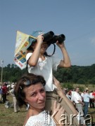 18.08.2002, Kraków, Polska.
Ósma pielgrzymka Ojca Świętego Jana Pawła II do Polski. Uczestnicy mszy świętej na krakowskich błoniach.
Fot. Jerzy Szot, zbiory Ośrodka KARTA