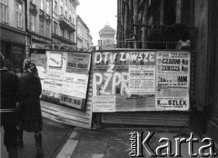1981, Kraków, Polska.
Napis na ogrodzeniu: 