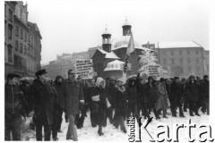 listopad 1981, Kraków, Polska.

Marsz wolności zorganizowany w obronie aresztowanego działacza KPN Leszka Moczulskiego. Demonstranci niosą transparenty: „Dzisiaj sądzą działaczy KPN, jutro działaczy „Solidarność”, następnym będziesz Ty”, 