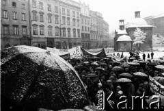 listopad 1981, Kraków, Polska.
Marsz wolności zorganizowany w obronie aresztowanego działacza KPN Leszka Moczulskiego. Manifestanci na rynku.
Fot. Jerzy Szot, zbiory Ośrodka KARTA