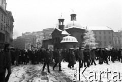 listopad 1981, Kraków, Polska.
Marsz wolności zorganizowany w obronie aresztowanego działacza KPN Leszka Moczulskiego. Demonstranci niosą transparenty: „Dzisiaj sądzą działaczy KPN, jutro działaczy „Solidarność”, następnym będziesz Ty”, 