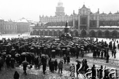 listopad 1981, Kraków, Polska.
Marsz wolności zorganizowany w obronie aresztowanego działacza KPN Leszka Moczulskiego. Manifestanci na rynku przed Sukiennicami.
Fot. Jerzy Szot, zbiory Ośrodka KARTA