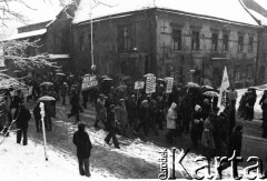 listopad 1981, Kraków, Polska.
Marsz wolności zorganizowany w obronie aresztowanego działacza KPN Leszka Moczulskiego. Manifestanci niosą transparenty z napisami: 