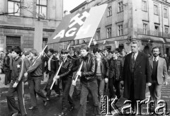 1.05.1982, Kraków, Polska.
Studenci Akademii Górniczo-Hutniczej uczestniczą w pochodzie pierwszomajowym. Niosą tablicę z nazwą swojej uczelni.
Fot. Jerzy Szot, zbiory Ośrodka KARTA