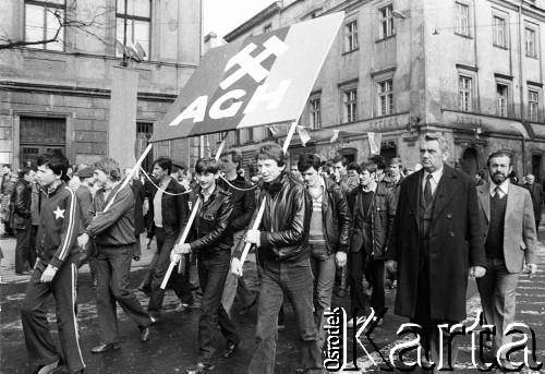 1.05.1982, Kraków, Polska.
Studenci Akademii Górniczo-Hutniczej uczestniczą w pochodzie pierwszomajowym. Niosą tablicę z nazwą swojej uczelni.
Fot. Jerzy Szot, zbiory Ośrodka KARTA