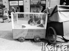 1982, Kraków, Polska.
Mężczyzna sprzedający obwarzanki. 
Fot. Jerzy Szot, zbiory Ośrodka KARTA