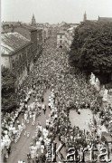 1982, Kraków, Polska.
Skałka - ludzie uczestniczą w uroczystości ku czci św. Stanisława.
Fot. Jerzy Szot, zbiory Ośrodka KARTA