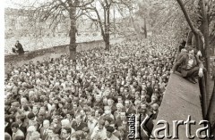 1982, Kraków, Polska.
Skałka - ludzie uczestniczą w uroczystości ku czci św. Stanisława.
Fot. Jerzy Szot, zbiory Ośrodka KARTA