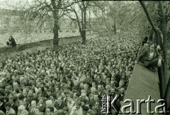 1982, Kraków, Polska.
Skałka - ludzie uczestniczą w uroczystości ku czci św. Stanisława.
Fot. Jerzy Szot, zbiory Ośrodka KARTA