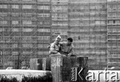 1985, Kraków, Polska
Para siedzi przy rurze ciepłowniczej, w tle blok.
Fot. Jerzy Szot, zbiory Ośrodka KARTA