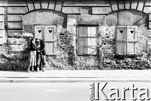 1986, Kraków, Polska.
Krakowski Kazimierz - zakochani przytulają się.
Fot. Jerzy Szot, zbiory Ośrodka KARTA

