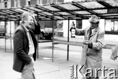 1993, Kraków, Polska.
Krakowski Kazimierz - mężczyźni z winem.
Fot. Jerzy Szot, zbiory Ośrodka KARTA
