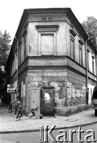 1993, Kraków, Polska.
Krakowski Kazimierz - dzieci bawią się piłką, w tle kamienica.
Fot. Jerzy Szot, zbiory Ośrodka KARTA
