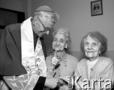 Lata 90-te, Kraków, Polska.
Biskup krakowski Franciszek Macharski ze staruszkami. Na ścianie obraz z wizerunkiem Jezusa.
Fot. Jerzy Szot, zbiory Ośrodka KARTA