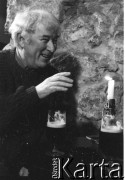 Lata 90-te, Polska.
Seamus Heaney – poeta irlandzki, laureat nagrody Nobla w dziedzinie literatury w 1995 r. - pije guinessa.
Fot. Jerzy Szot, zbiory Ośrodka KARTA