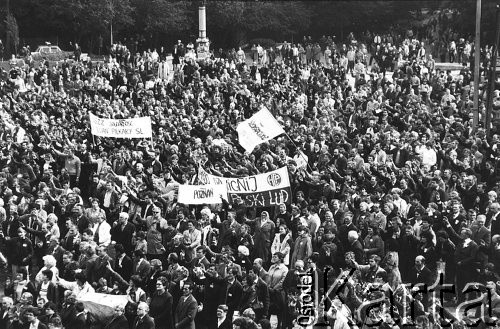 1984, Polska.
Pielgrzymka ludzi pracy na Jasnej Górze.
Fot. Piotr Dylik, zbiory Ośrodka KARTA.
 
