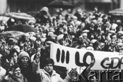 1984, Gdańsk, Polska.
Demonstracja po mszy w kościele św. Brygidy.Ludzie pokazujący literę V. 
Fot. Piotr Dylik, zbiory Ośrodka KARTA.
 
