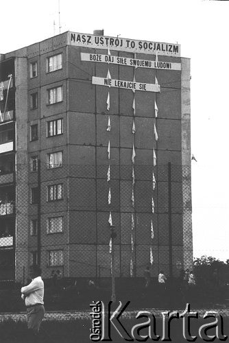 1987, Gdańsk, Polska.
III pielgrzymka Jana Pawła II do Polski. Napisy na budynku: 