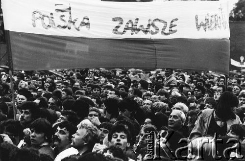 Czerwiec 1983, Częstochowa, Jasna Góra.
II Pielgrzymka Papieża Jana Pawła II do Polski - msza na wałach jasnogórskich, widoczny transparent 