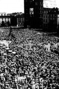 1982, Kraków, Polska.
Procesja Bożego Ciała na Rynku Głównym w Krakowie.
Fot. Piotr Dylik, zbiory Ośrodka KARTA.  
 
