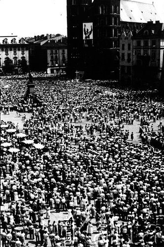 1982, Kraków, Polska.
Procesja Bożego Ciała na Rynku Głównym w Krakowie.
Fot. Piotr Dylik, zbiory Ośrodka KARTA.  
 
