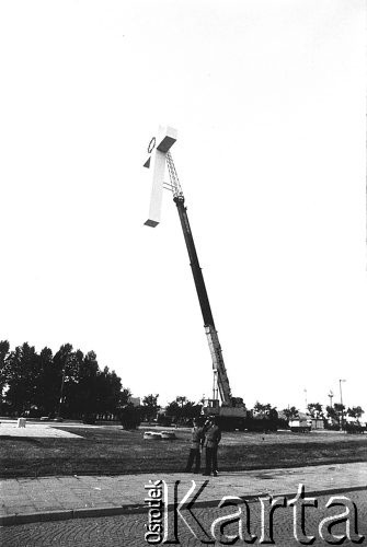 1987,Gdynia, Polska.
III pielgrzymka Jana Pawła II do Polski. Ołtarz w Gdyni pilnowany przez milicjantów,
Fot. Piotr Dylik, zbiory Ośrodka KARTA.  
 
