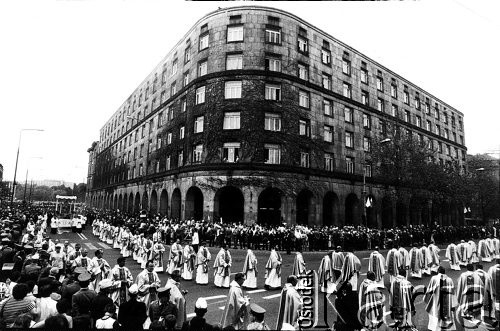 1987, Warszawa.
III pielgrzymka Jana Pawła II do Polski.Procesja eucharystyczna na Krakowskim Przedmieściu.
Fot. Piotr Dylik, zbiory Ośrodka KARTA.  
 
