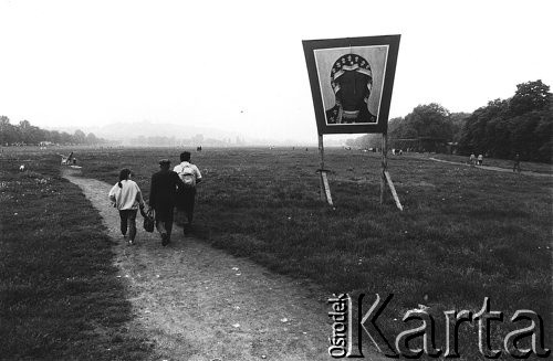 1987, Kraków, Błonia,Polska.
III pielgrzymka Jana Pawła do Polski.Ludzie idący na spotkanie z Papieżem , przy drodze obraz Matki Boskiej Częstochowskiej.
Fot. Piotr Dylik, zbiory Ośrodka KARTA.  
 
