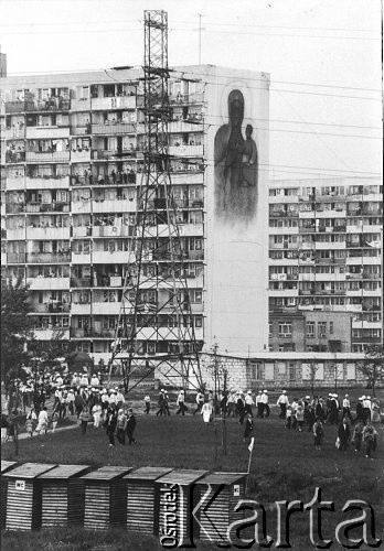 1987, Gdańsk Zaspa, Polska.
III pielgrzymka Jana Pawła II do Polski.Ludzie idący na spotkanie z papieżem.Na wieżowcu duża ikona Matki Bożej.
Fot. Piotr Dylik, zbiory Ośrodka KARTA.
 
