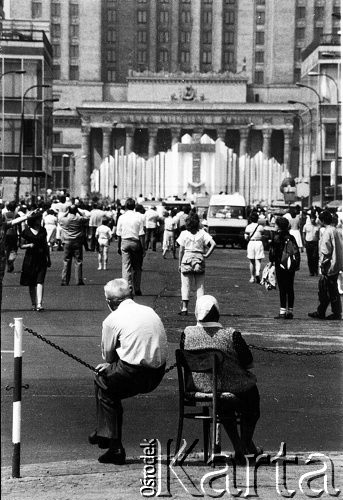 1987, Warszawa, Polska.
III pielgrzymka Jana Pawła II do Polski.Msza przed Pałacem Kultury i Nauki.
Fot. Piotr Dylik, zbiory Ośrodka KARTA.
 
