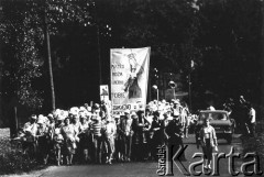 1984, Polska..
Grupa pielgrzymów idących do Częstochowy z transparentem: 