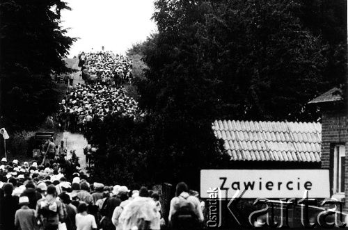 1984, Zawiercie, Polska.
Piesza pielgrzymka do Częstochowy.
Fot. Piotr Dylik, zbiory Ośrodka KARTA.
 
