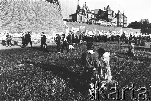 1986, Częstochowa, Jasna Góra, Polska.
Pielgrzymi pod murami klasztoru jasnogórskiego.
Fot. Piotr Dylik, zbiory Ośrodka KARTA.
 
