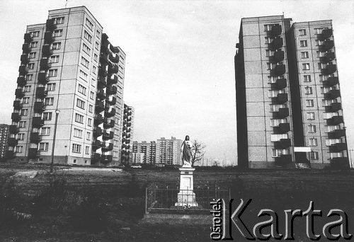 1984, Kraków, Nowa Huta, Polska.
Osiedle w Nowej Hucie.Wśród wieżowców figura Matki Boskiej.
Fot. Piotr Dylik, zbiory Ośrodka KARTA
 
