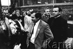 1984, Gdańsk,Polska.
 Lecha Wałęsa z zagranicznymi dziennikarzami przed kościołem św Brygidy, obok: ks. Stanisław  Jankowski, Tadeusz  Mazowiecki, ks. K.azimierz Jancarz (zasłonięty).
Fot. Piotr Dylik, zbiory Ośrodka KARTA.
 
