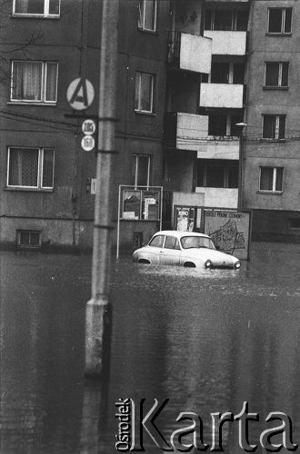 1982, Kraków, Polska.
Powódź na Czerwonym Prądniku w Krakowie.
Fot. Piotr Dylik, zbiory Ośrodka KARTA.
 
