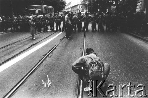 1988, Kraków, Polska.
Demonstracja pod konsulatem ZSRR w Krakowie.
Fot. Piotr Dylik, zbiory Ośrodka KARTA.
 
