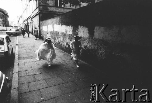 1983, Kraków, Polska.
Dzieci w strojach do I komunii na tle zamalowanych murów.
Fot. Piotr Dylik, zbiory Ośrodka KARTA.
 
