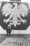 1982, Kraków, Polska.
Dziecko na tle godła Polski.Dekoracja pierwszomajowa.
Fot. Piotr Dylik, zbiory Ośrodka KARTA.
 
