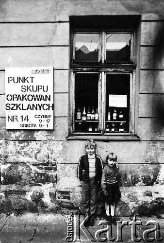 1982, Kraków, Polska.
Dzieci krakowskie na tle punktu skupu opakowań szklanych.
Fot. Piotr Dylik, zbiory Ośrodka KARTA.
 
