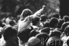 1987, Gdynia, Polska.
III pielgrzymka Jana Pawła II do Polski.Widok tłumu.
Fot. Piotr Dylik, zbiory Ośrodka KARTA.
 
