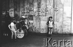 1981, Kraków, Polska.
W przejściu podziemnym plakaty: 
