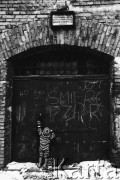 14.12.1981, Kraków.
Wprowadzenie stanu wojennego - brama nieczynnego młyna, napis kredą: 