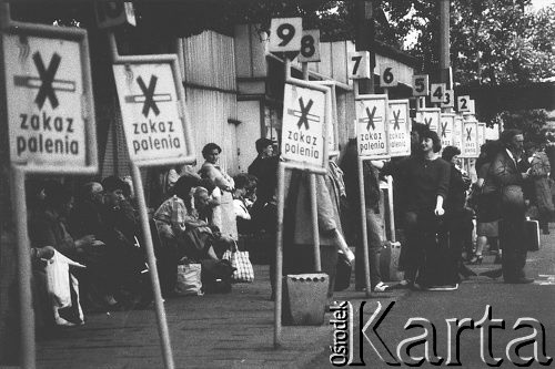 1988, Kraków, Polska.
Dworzec PKS. Zakaz palenia w miejscach publicznych wprowadzony przez rząd Mieczysława Rakowskiego.
Fot. Piotr Dylik, zbiory Ośrodka KARTA.
 
