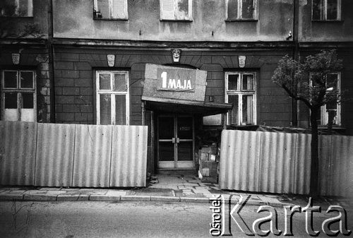 1986, Bielsko-Biała, ul.Grunwaldzka.
Pozostałości dekoracji 1-Majowych po pochodzie, niedługo po katastrofie w elektrowni atomowej w Czarnobylu.
Fot. Piotr Dylik, zbiory Ośrodka KARTA
 
