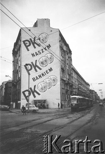 1983, Warszawa, Polska.
Napis na budynku: