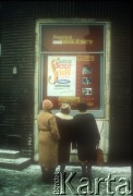1980, Polska.
Kobiety oglądają plakat filmu 